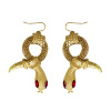 Egyptische oorbellen slang van goud met rode steen ogen