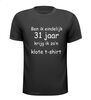 Ben ik eindelijk 31 jaar krijg ik zo n klote shirt