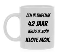 Ben ik eindelijk 42 jaar krijg ik zo'n klote mok Ben ik eindelijk 42 jaar krijg ik zo'n klote mok