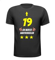 19 jaar en woest aantrekkelijk t-shirt 19 jaar en woest aantrekkelijk t-shirt