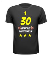 30 jaar en woest aantrekkelijk t-shirt 30 jaar en woest aantrekkelijk t-shirt