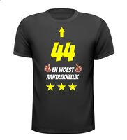 44 jaar en woest aantrekkelijk t-shirt 44 jaar en woest aantrekkelijk t-shirt