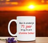 foto 2 Ben ik eindelijk 71 jaar krijg ik zo'n stomme beker
