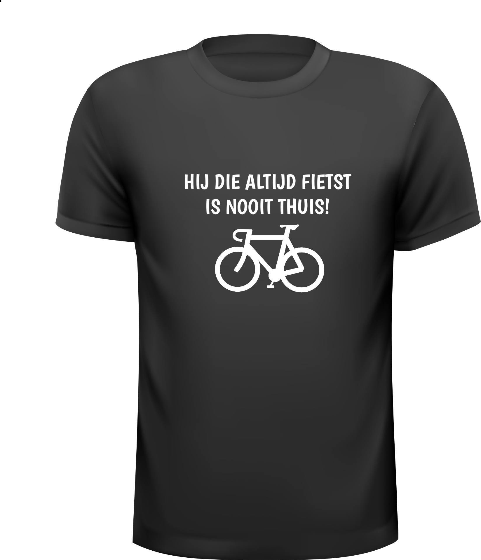 Hij die altijd fietst is nooit thuis T-shirt racefiets grappig leuk wielrenner