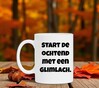 foto 3 start de ochtend met een glimlach koffiemok vrolijk smile gezicht lachend