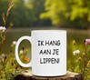foto 2 koffiemok ik hang aan je lippen grappig tekst voor op een koffiemok