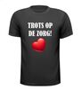 Wit shirt met rood hart trots op de zorg dankbaar