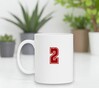 foto 2 Koffiemok met het getal 2 erop gedrukt in de kleur robijnrood