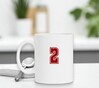 foto 3 Koffiemok met het getal 2 erop gedrukt in de kleur robijnrood