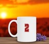 foto 4 Koffiemok met het getal 2 erop gedrukt in de kleur robijnrood