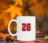 foto 3 Koffiemok met het getal 28 erop gedrukt in de kleur robijnrood