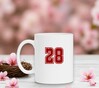 foto 4 Koffiemok met het getal 28 erop gedrukt in de kleur robijnrood