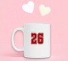 foto 3 Witte mok met het getal 26 erop in het robijnrood. verjaardag