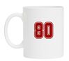 Witte mok met het cijfer getal 80 erop gedrukt
