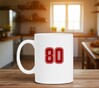 foto 3 Witte mok met het cijfer getal 80 erop gedrukt