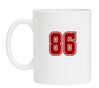 Witte mok met het getal 86 erop gedrukt in de kleur robijnrood