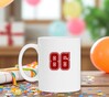 foto 2 Witte mok met het getal 86 erop gedrukt in de kleur robijnrood