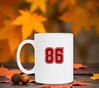 foto 3 Witte mok met het getal 86 erop gedrukt in de kleur robijnrood