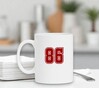 foto 4 Witte mok met het getal 86 erop gedrukt in de kleur robijnrood