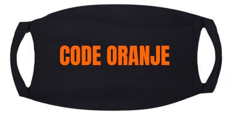 zwart mondmasker code oranje in oranje tekst
