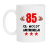 Mok met een leuk verjaardag tekst 85 en woest aantrekkelijk leeftijd 85 jaar