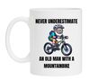 Mok onderschat nooit een oude man op een mountainbike