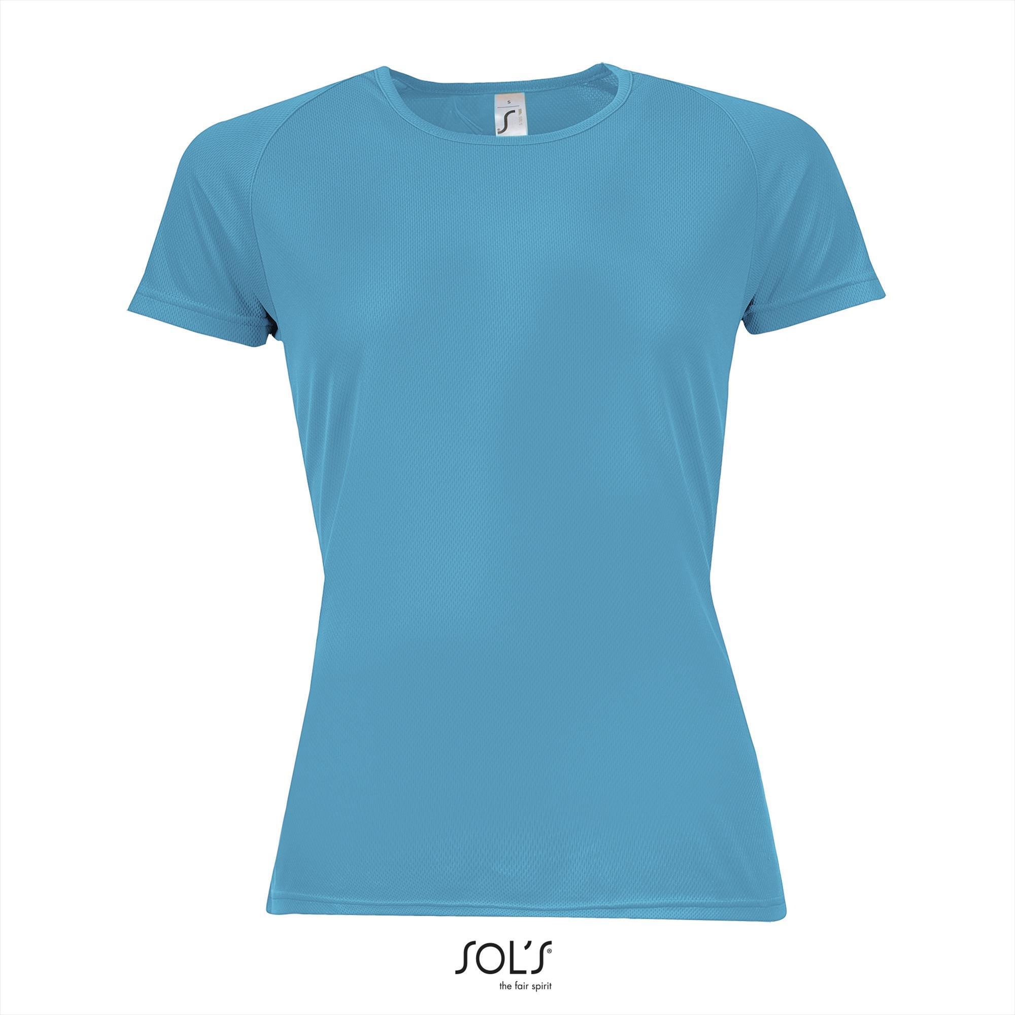Dames sportshirt aqua blauw met ademend effect en langer rugpand Dri-FIT.