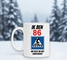 foto 3 Beker met full colour print en tekst ik ben 86 wie helpt me oversteken?