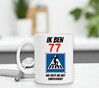 foto 3 Ik ben 77 wie helpt me oversteken? beker  orgineel en humoristisch man