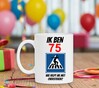 foto 2 Orginele beker met humoristische tekst ik ben 75 wie helpt me oversteken?