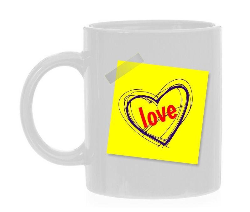 Valentijn mok met een gele post-it en hart getekend