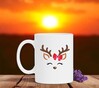 foto 3 Witte kerst mok met een rendier vrouwtje cartoon opdruk