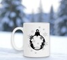 foto 3 Witte kerst mok met kerstbal en winterse opdruk