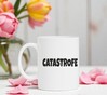 foto 3 Witte Mok met de tekst catastrofe erop gedrukt