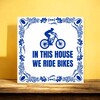foto 2 tegeltje in this house we ride bikes mountainbike spreukentegel In dit huis rijden we FIETSEN