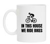Witte mok voor Wielrenners in this house we ride bikes