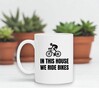 foto 2 Witte mok voor Wielrenners in this house we ride bikes