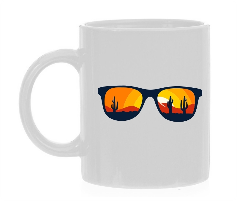 Koffiemok met opdruk zonnebril die kijkt op de woestijn