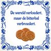 Tegeltje De wereld verloedert maar de bitterbal verbroedert