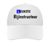 Witte pet leukste rijinstructeur met de blauwe Les L