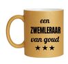foto 1 een zwemleraar van goud beker met glitters