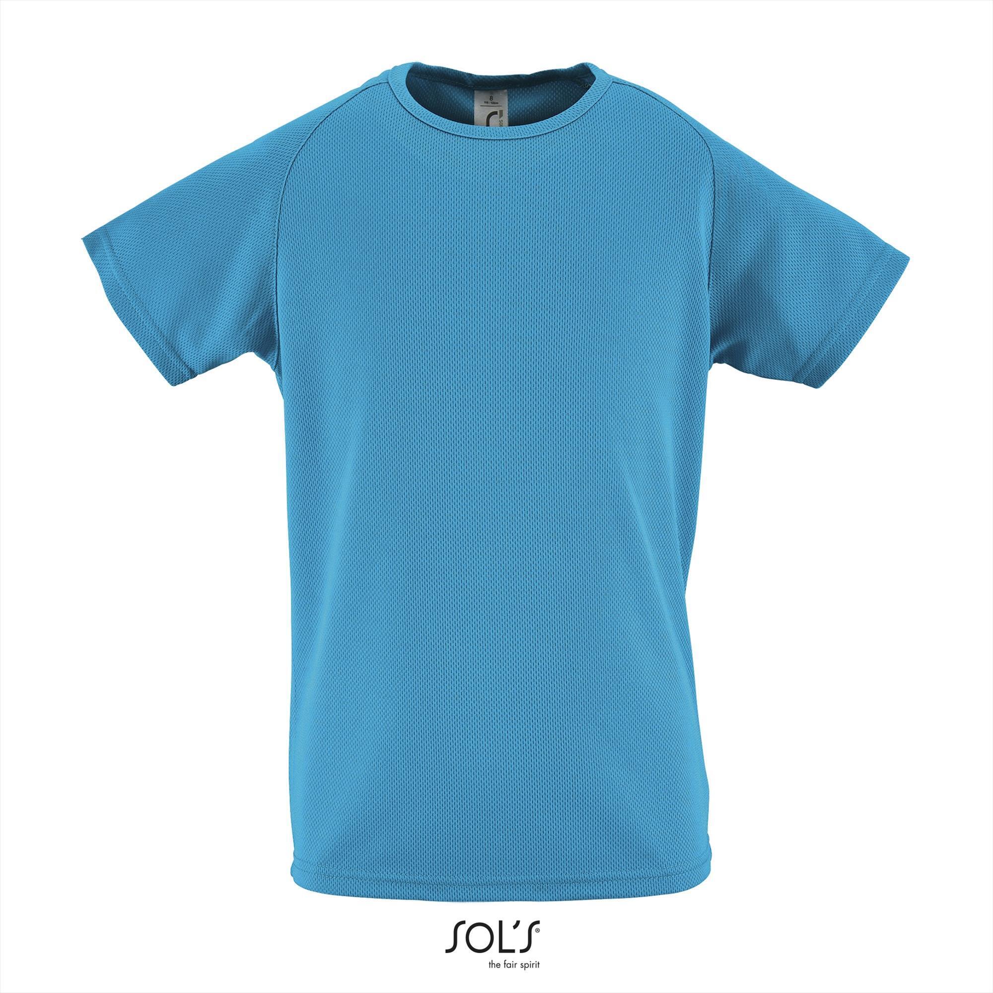 Kinder sportshirt aqua blauw met een langer rugpand. Dry fit