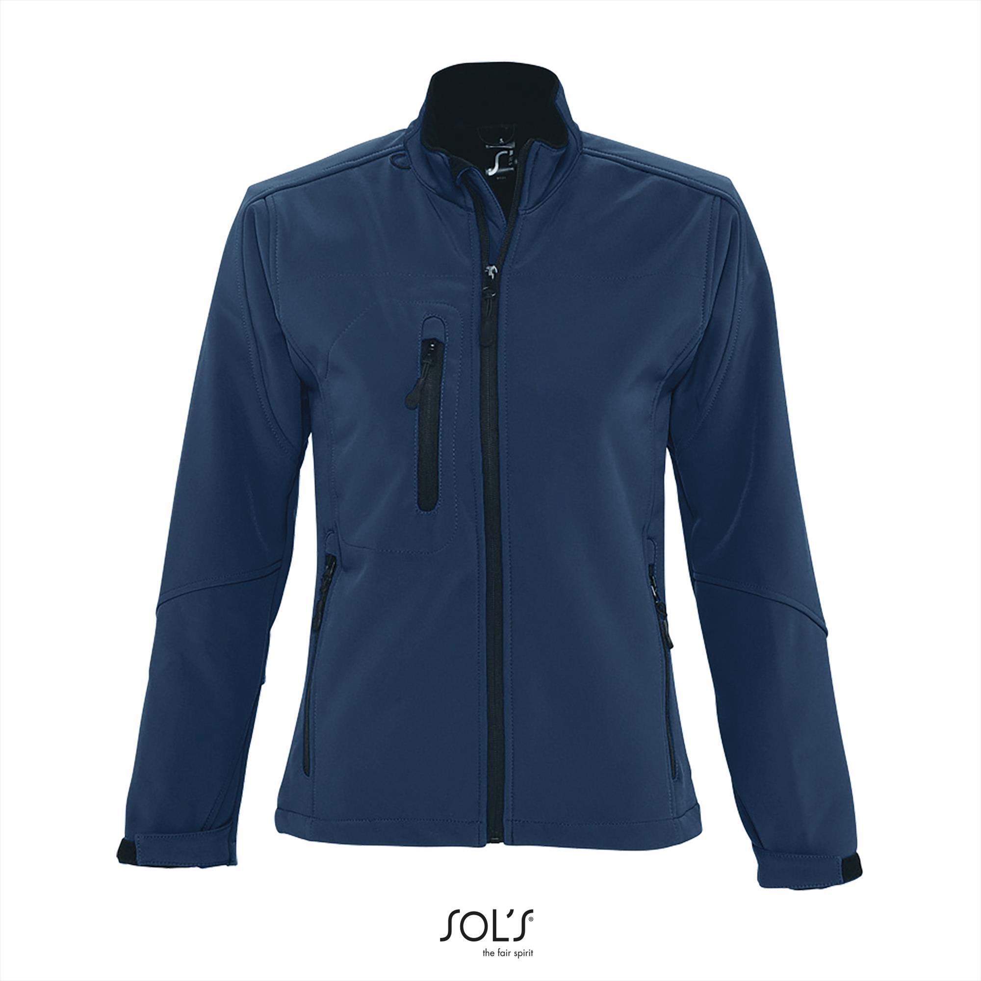 Sportieve dames softshell jacket donkerblauw met een borstzakje.