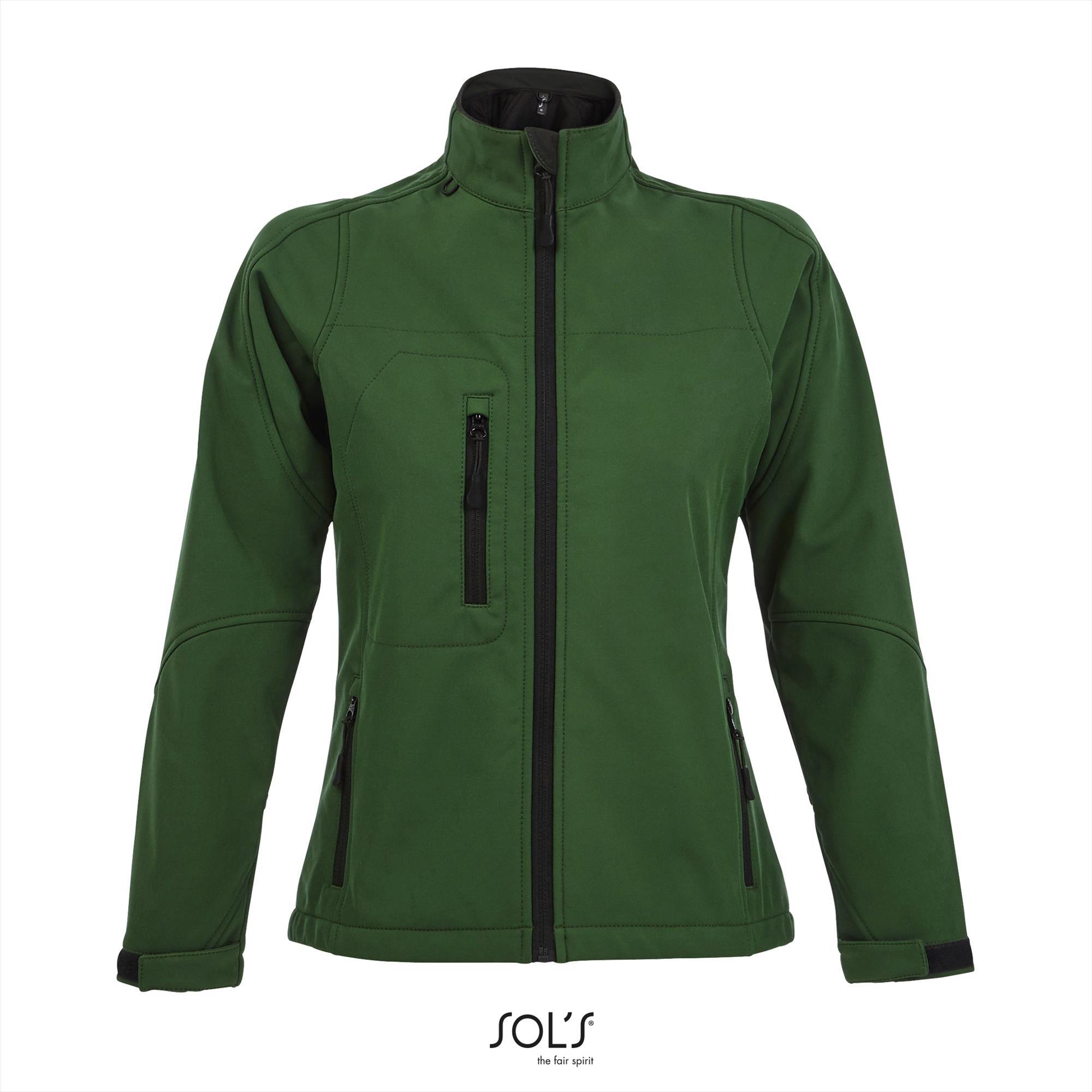 Sportieve dames softshell jacket flessengroen met een borstzakje.