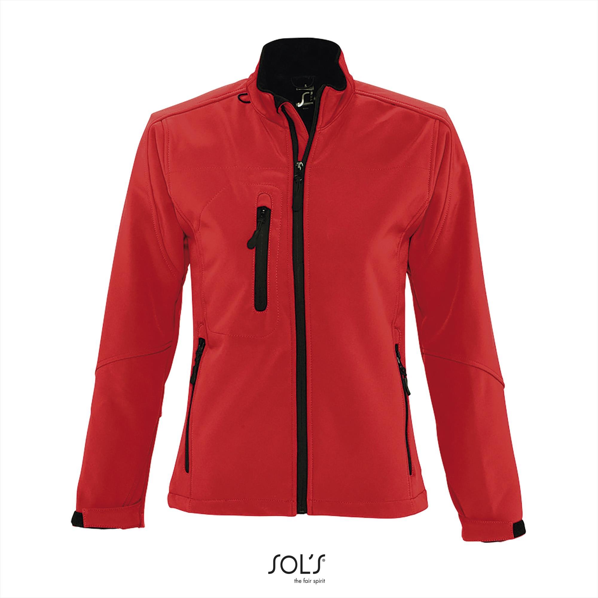 Sportieve dames softshell jacket peper rood met een borstzakje.