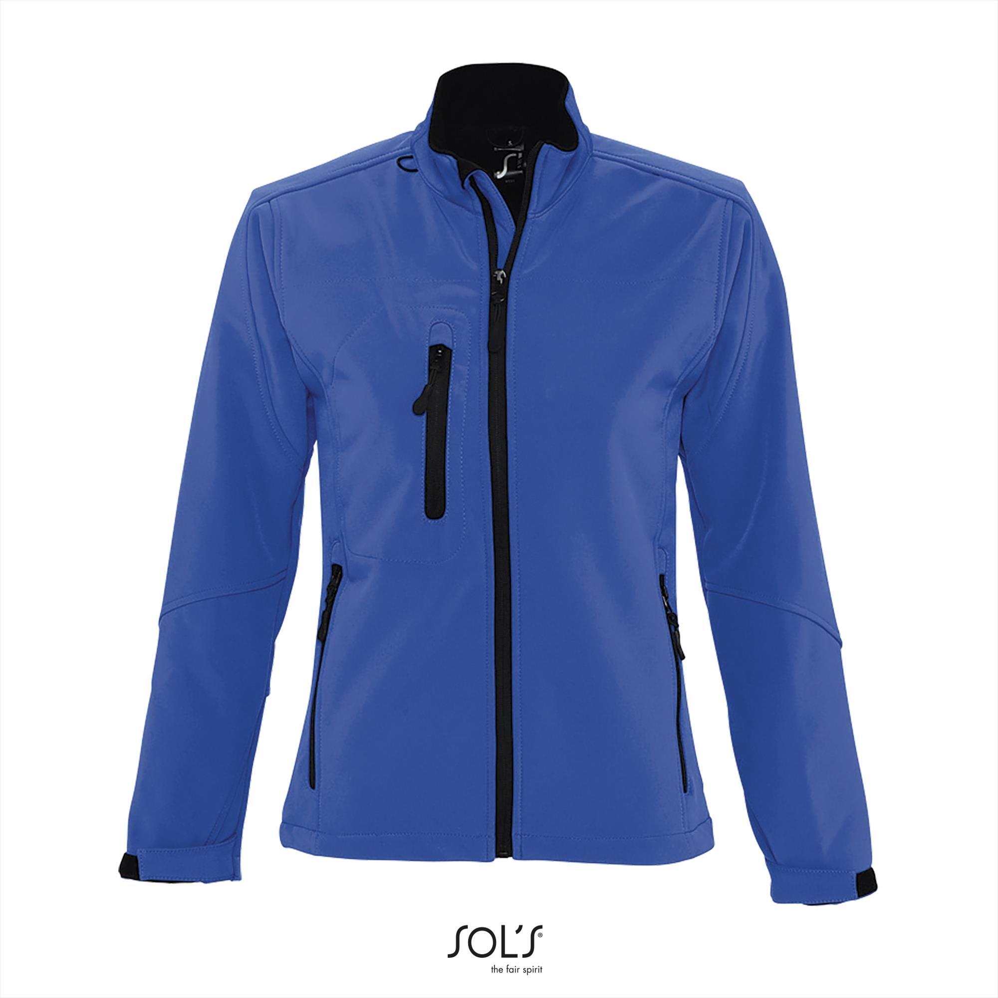 Sportieve dames softshell jacket royal blauw met een borstzakje.