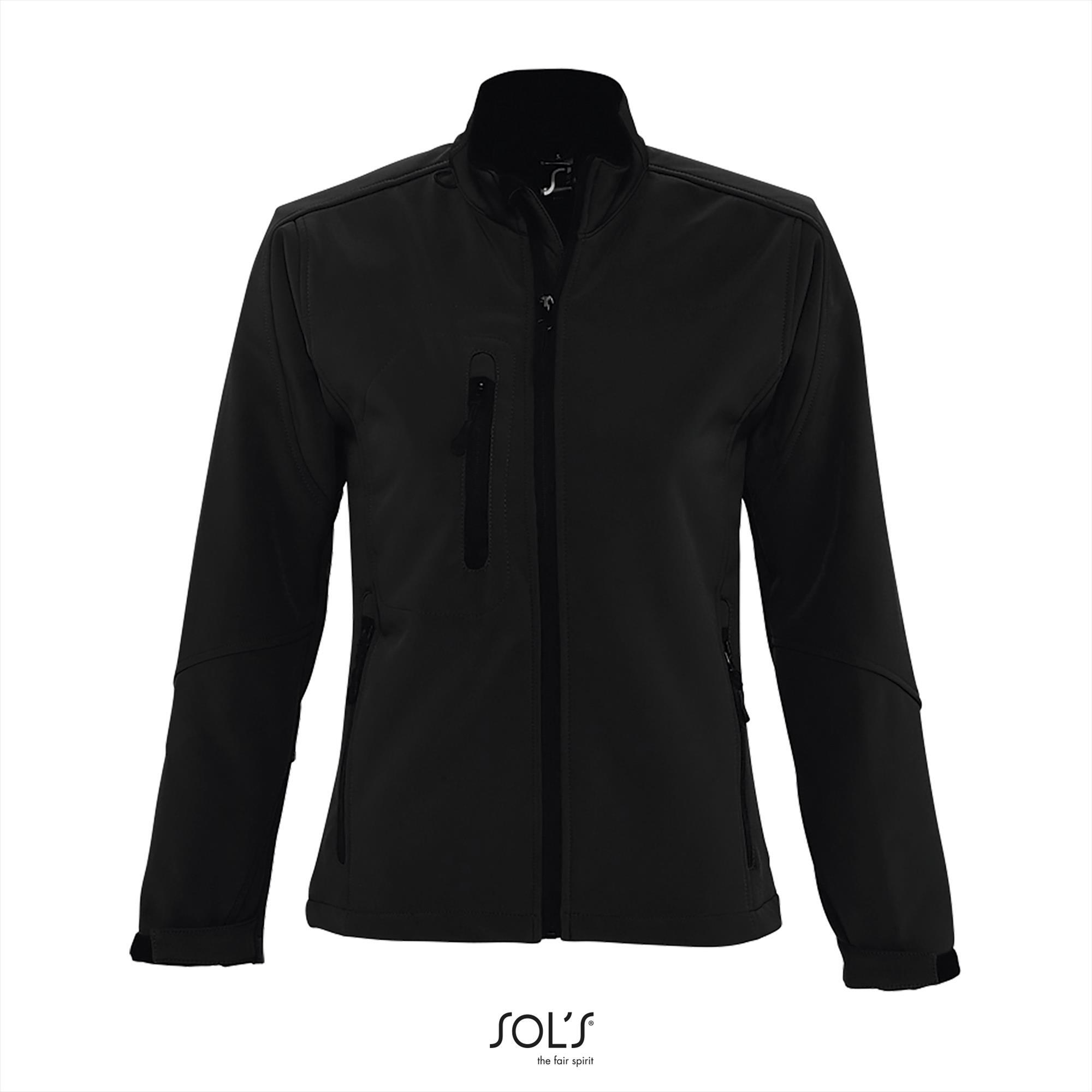 Sportieve dames softshell jacket zwart met een borstzakje.