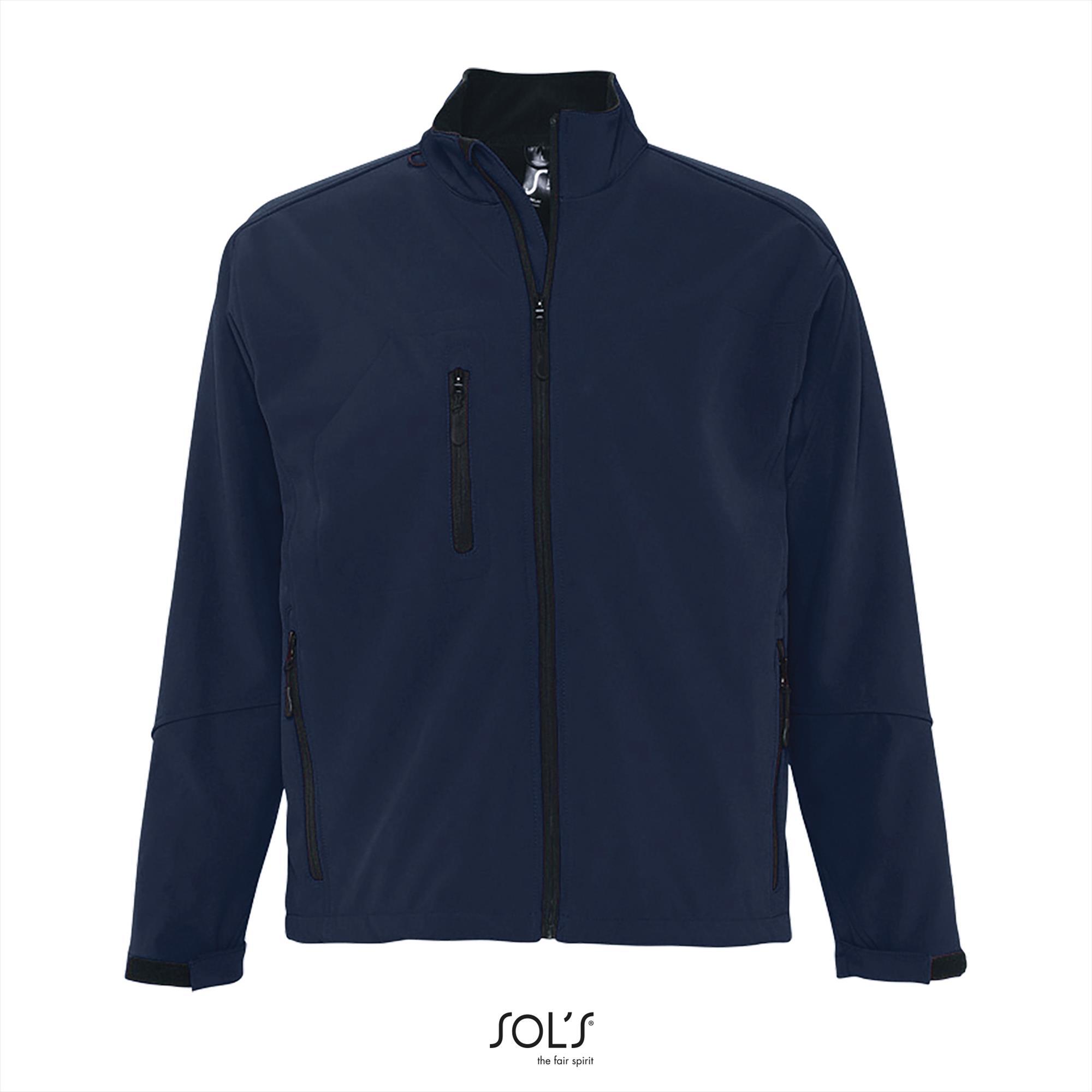 Sportieve heren softshell jacket donkerblauw met een borstzakje.