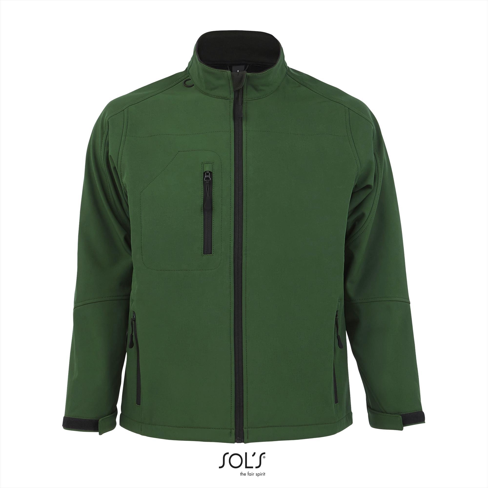 Sportieve heren softshell jacket flessengroen met een borstzakje.