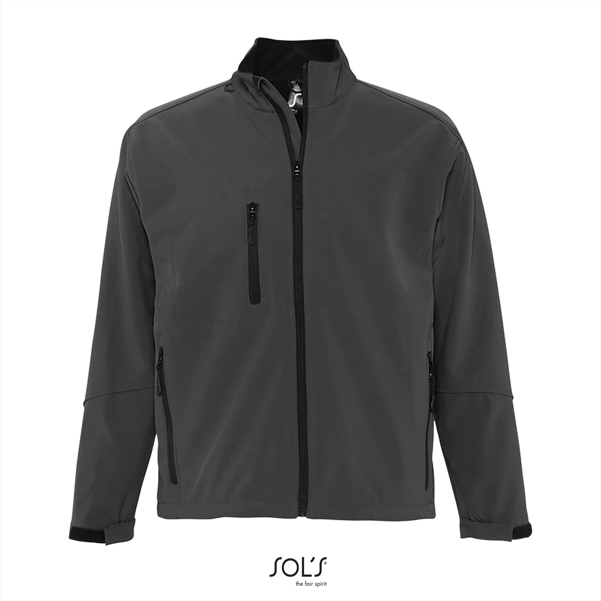 Sportieve heren softshell jacket houtskool grijs met een borstzakje.